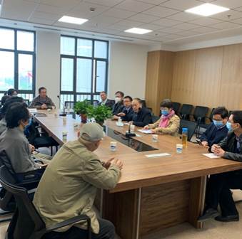 图片包含 室内, 人, 男人, 厨房描述已自动生成