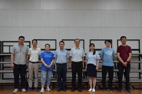 一群人站在一起描述已自动生成